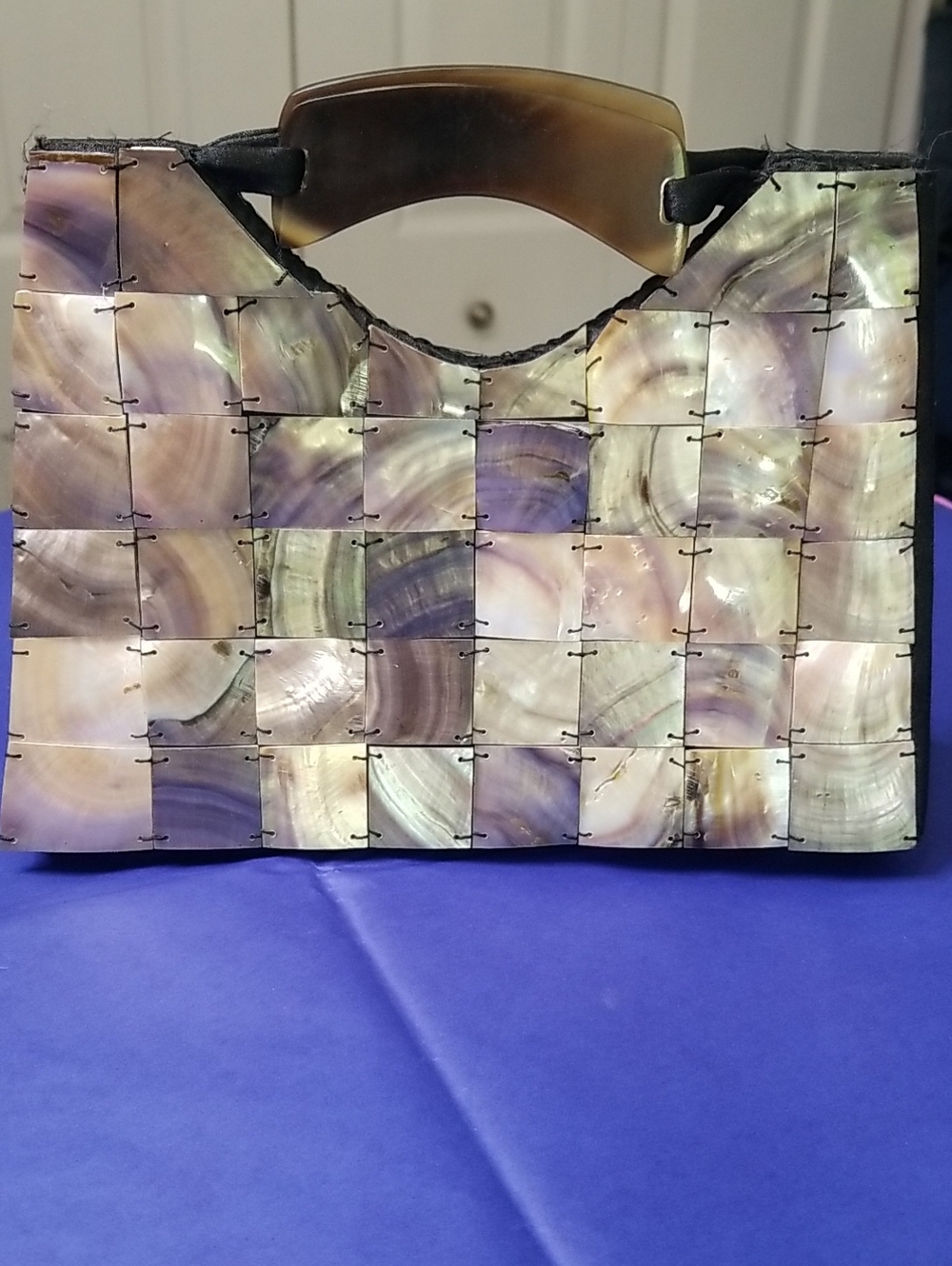 Designer Unknown womens shell Purse has bottom feet attached EUC